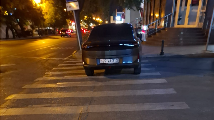 Maşını yolun ortasına atıb getdi; piyadalar keçidə girə bilmədi - VİDEO