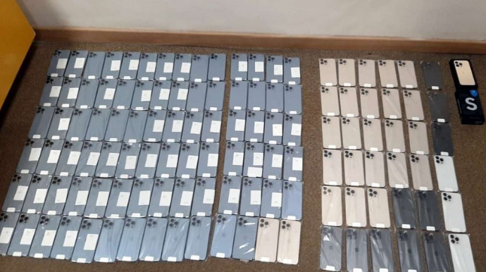 Azərbaycan gömrükçüləri külli miqdarda "iPhone"  telefonu müsadirə edib  - FOTO
