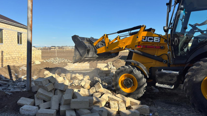 Göygölün Üçtəpə kəndində qanunsuz tikili söküldü - FOTO 