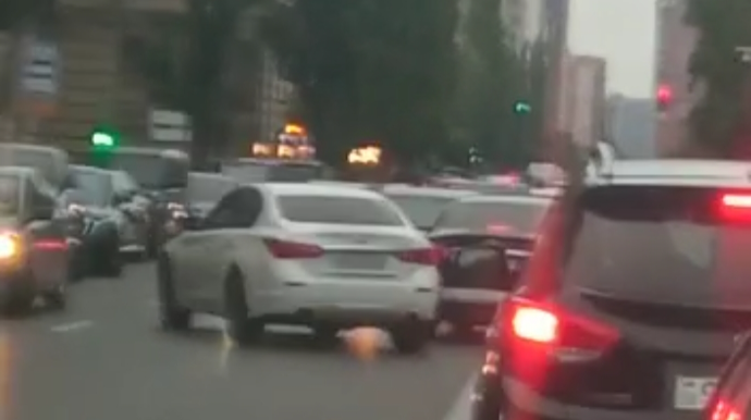 "AA" seriyalı maşının sürücüsü əks yola çıxıb "hoqqa verdi" - VİDEO