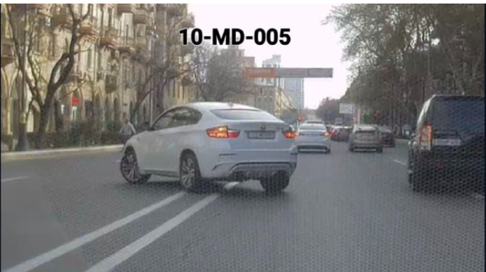 Bakıda 005 nömrəli "BMW" markalı avtomobilin sürücüsü yolunu belə qısaltdı  - VİDEO