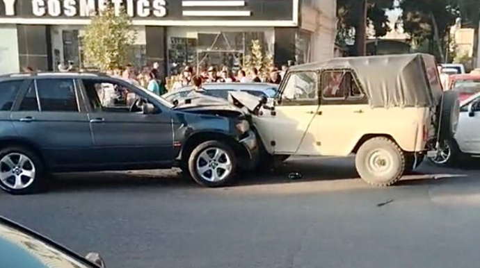 Gəncədə “BMW” ilə “UAZ” toqquşdu  - VİDEO