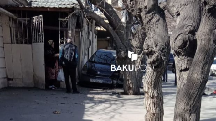 Bakıda “Toyota Prius” evə çırpıldı - FOTO