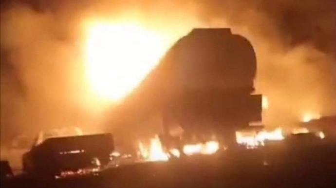 Benzin daşıyan tanker aşıb partladı: Ölənlər və yaralılar var - FOTO 