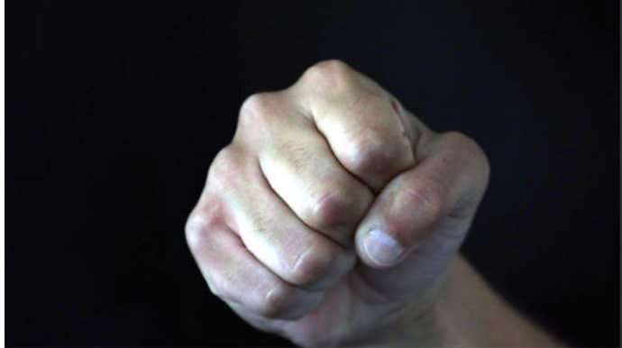 Участник Отечественной войны избил врача скорой помощи и угрожал женщине ножом