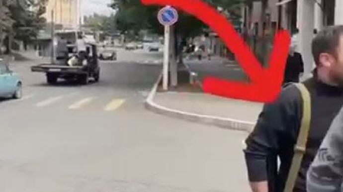 Xankəndidə mülki geyimli silahlı şəxsin görüntüsü - VİDEO 