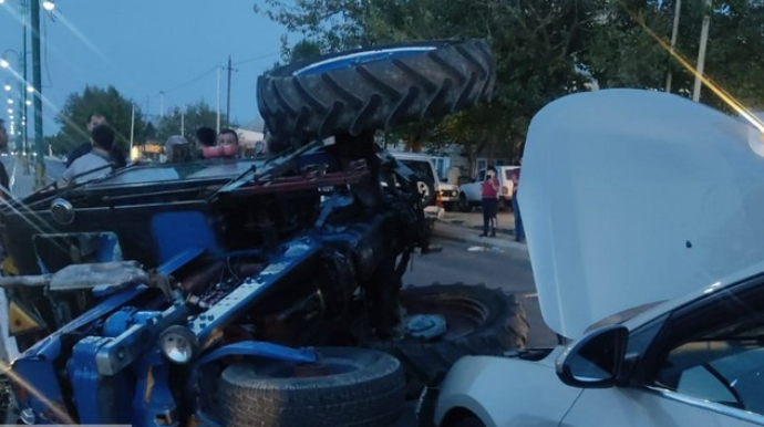 Goranboyda minik avtomobili traktorla toqquşub, bir neçə nəfər xəsarət alıb   - FOTO