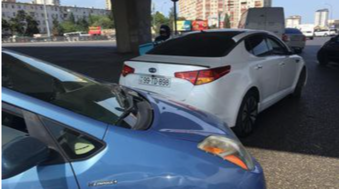 Bakıda qəza törədən "Prius" sürücüsü hadisə yerindən qaçdı - FOTO