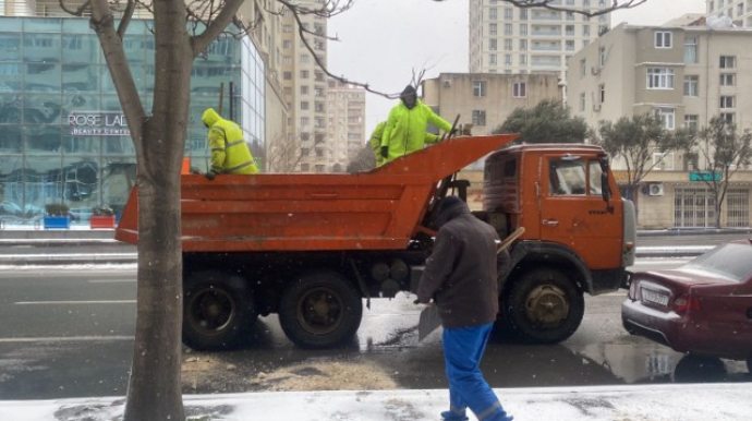 Bakının qarı təmizlənir - FOTO