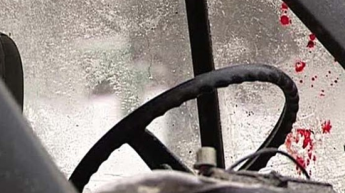 Maşın maneəyə çırpıldı, sürücü öldü 