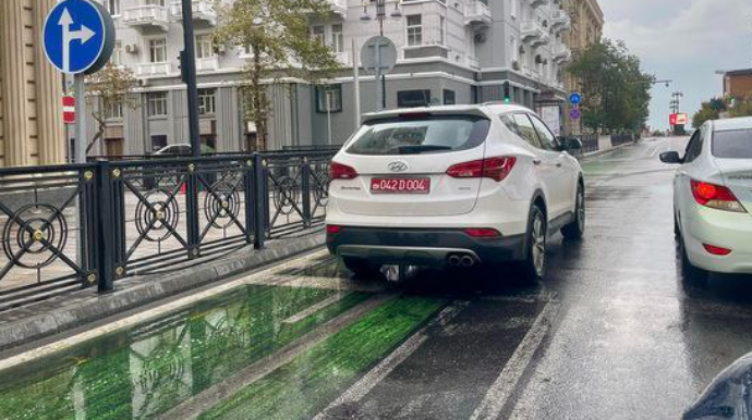 Səfirliyə məxsus avtomobil yol hərəkət qaydalarını pozdu - FOTO 