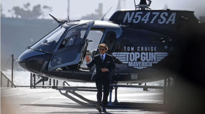 Том Круз прилетел на премьеру фильма "Топ Ган: Мэверик"  на вертолете  - ФОТО - ВИДЕО