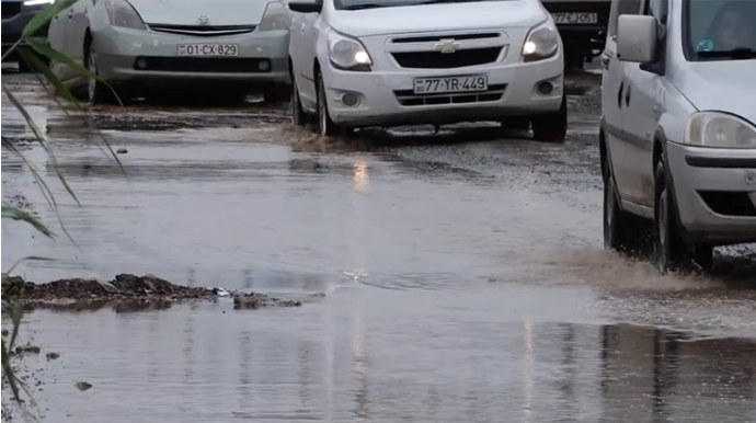 “Yol bərbad vəziyyətdədir, avtobus da, taksi də gəlmir” - VİDEO