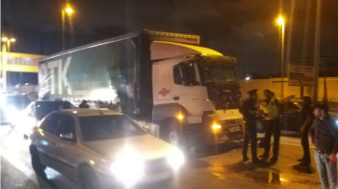 Bakıda iki yük avtomobili toqquşub - FOTO