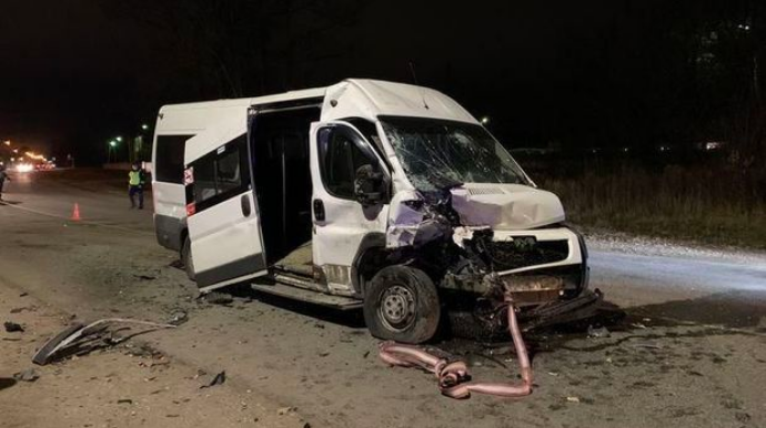 Dəhşətli qəza: Avtomobil mikroavtobusa çırpıldı - ANBAAN  - VİDEO