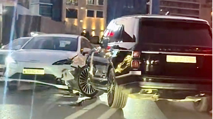 Qoşa xətti tapdalayan “Range Rover” sürücüsü iki maşını vurdu   - VİDEO