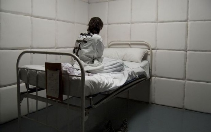 Bir qrup gənc Maştağadakı Ruhi-Əsəb Dispanserinə daxil olub, xəstələri məsxərəyə qoydu  - VİDEO