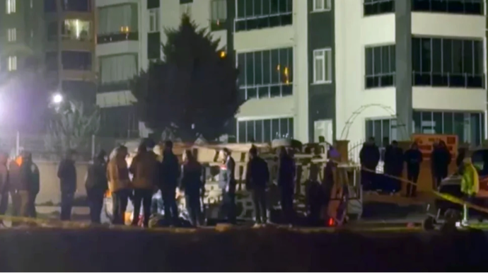 Avtomobillə toqquşan mikroavtobus aşdı - 2 ölü, 12 yaralı