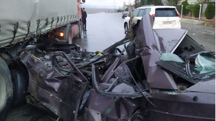 "Mercedes" "TIR" ilə toqquşdu: ağır xəsarət - FOTO