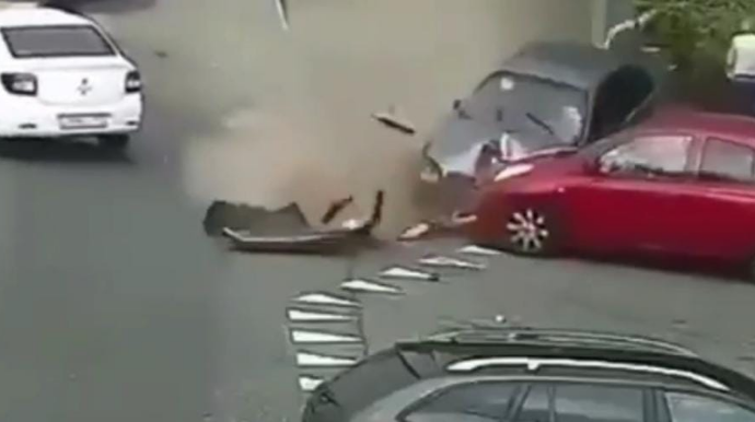 Minik maşını səkiyə girdi; Bir neçə nəfər xəsarət aldı -ANBAAN VİDEO 