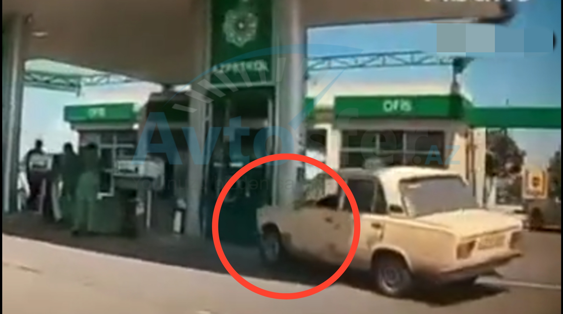 Sükanı unudan sürücü "Azpetrol"a belə girdi - YDM aparatı ilə toqquşma - VİDEO