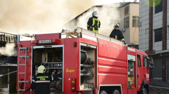 Bakıda ev yanır  - FOTO