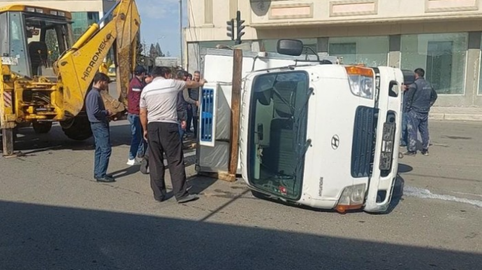 Gəncədə yük maşını aşdı 