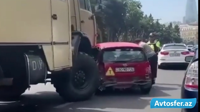 Bakıda təlim avtomobili hərbi maşının altına girdi; qadınlar... - VİDEO