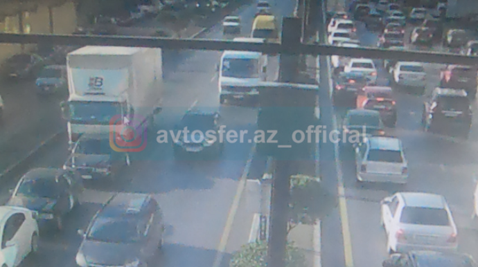 Körpüdə zəncirvari qəza: yük maşını 4 avtomobili vurdu - REAL VİDEO