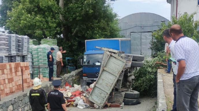 Şəkidə "Zil" aşıb , sürücü özünü maşından atmaq istəyərkən ölüb  - FOTO