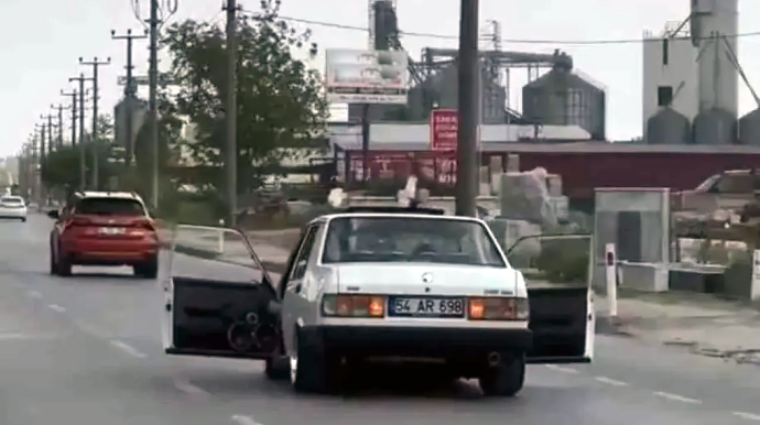 Qapıları açıb musiqiyə səs verən “Tofaş” sürücüsü təhlükə yaratdı - VİDEO