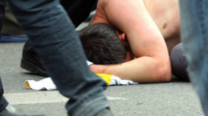 Həbsdən çıxan keçmiş məhkum kafedə ofisiantı döydü, yenidən tutuldu 