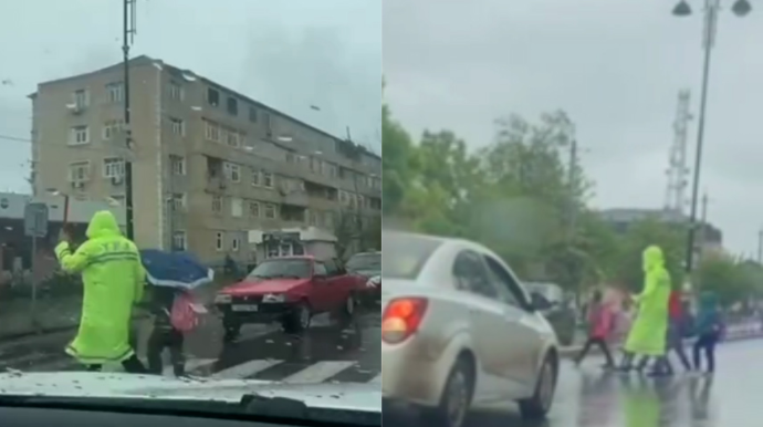 Polis yolda hərəkəti dayandırıb məktəblilərə kömək etdi - VİDEO 