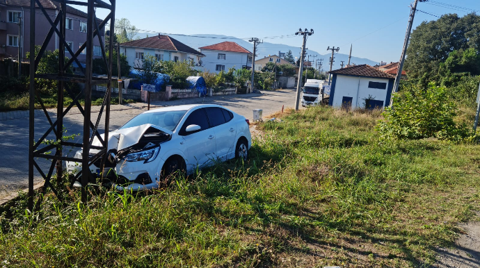 İş adamı idarəetməni itirib maşını dirəyə vurdu; ölümdən döndü  - FOTO