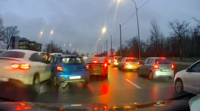 Güzgüyə baxmayan sürücü özünü bəlaya saldı - VİDEO