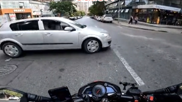 Yolayrıcında diqqətsizlik edən sürücü motokuryerə xəsarət yetirdi - VİDEO