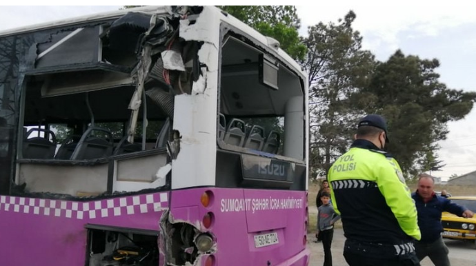 Ceyranbatanda avtomobil sərnişin avtobusuna çarpılıb, xəsarət alan var - FOTO