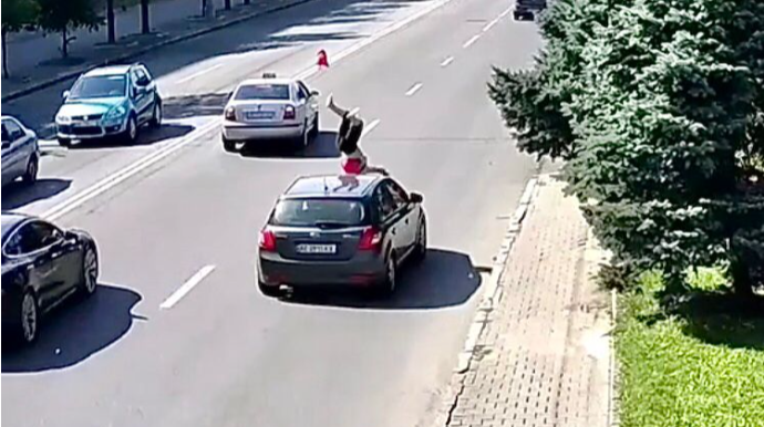 Yolu qaçan nənə maşının üzərində 180 dərəcə fırlandı
