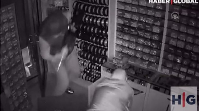 Mağazanı qarət edib 100 min dollar dəyərində gümüş əşyalarını və seyfi apardılar - VİDEO 
