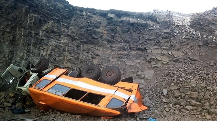 Одиннадцать человек пострадали при падении грузового автомобиля в кювет в горах Дагестана