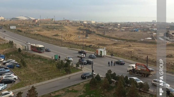 Jurnalistlərin binası qarşısında iki “Toyota Prius” toqquşdu  - FOTO