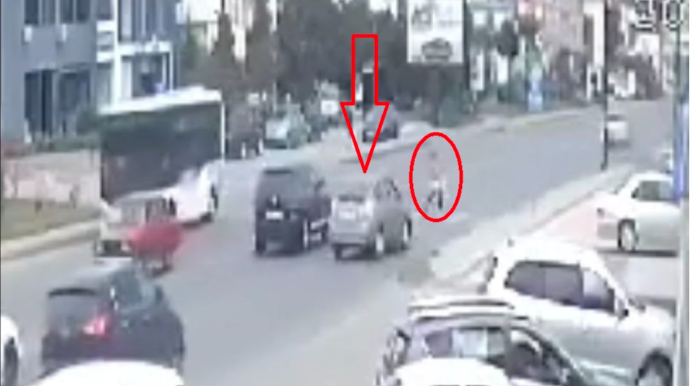 Sağdan ötmə edən "Prius" sürücüsü keçiddəki qadını vurdu - ANBAAN VİDEO 