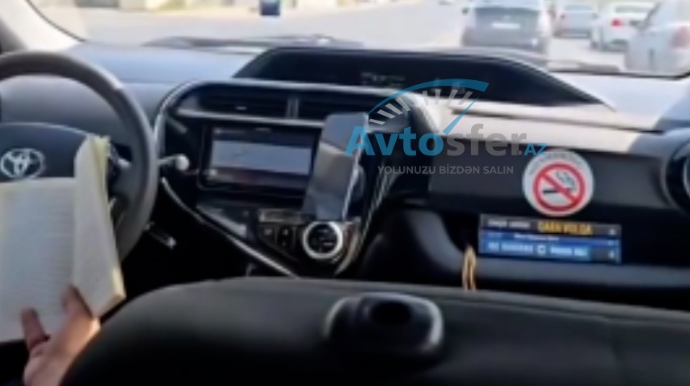 Taksi sürücüsü sükan arxasında kitab oxudu – VİDEO 