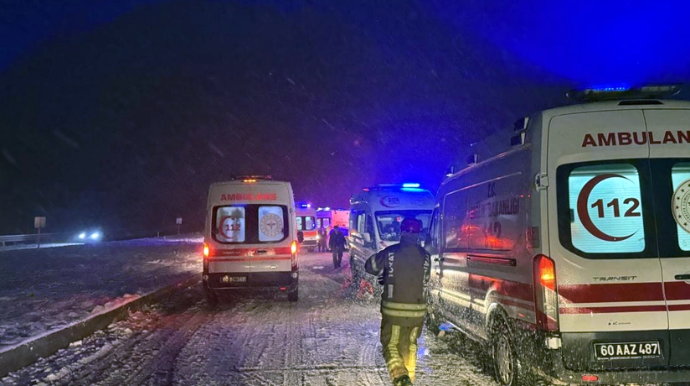 Sərnişin avtobusu TIR-a çırpılıb, 13 nəfər yaralanıb 