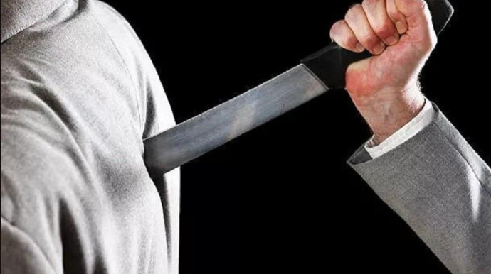 Bakıda 18 yaşlı gənc kürəyindən bıçaqlandı