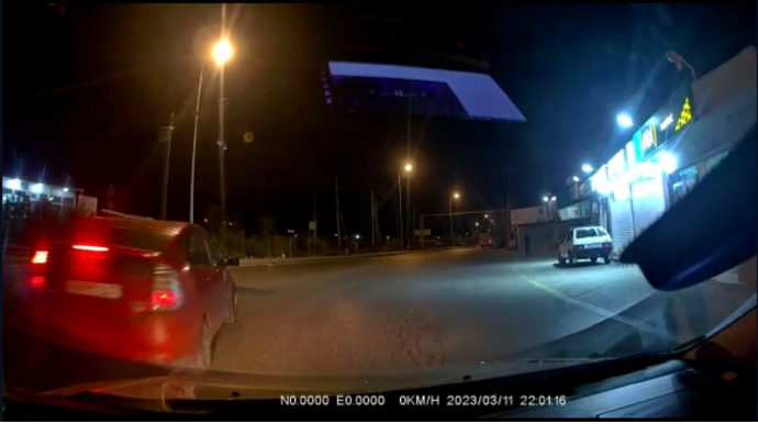 Qaydaları bilməyən sürücü "Prius"la toqquşdu - VİDEO