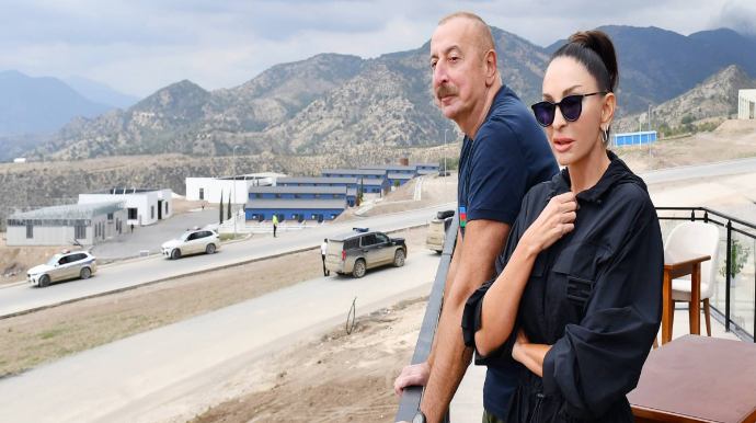 Prezident və birinci xanım Laçının Zabuxda görülmüş işlərlə tanış olublar və sakinlərlə görüşüblər 