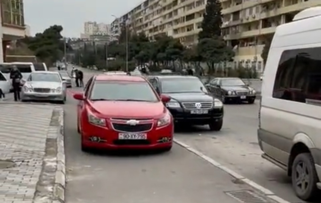 Maşın yoluna sığmayan qadın sürücü səki ilə hərəkət etdi - VİDEO