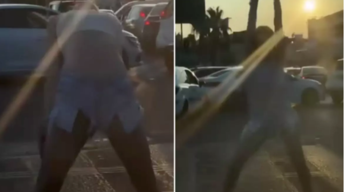 Gənc qadın, maşınlara məhəl qoymadan yolun ortasında rəqs etdi - VİDEO