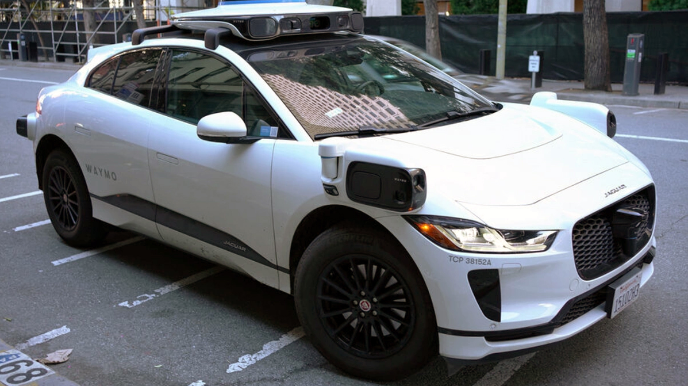 Pilotsuz taksi məktəbin qarşısında uşağı vurub 